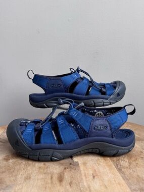 KEEN Newport H2 Hiking Hybrid Sandals Mens Size 9 Navy Blue Beach Waterproof
